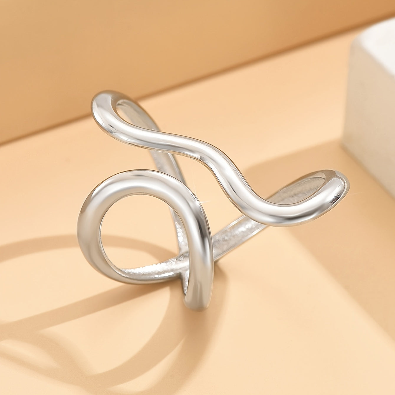 Bague chic à vague asymétrique