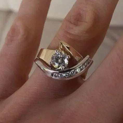 Bague irrégulière d’inspiration antique en or et en argent avec zircon